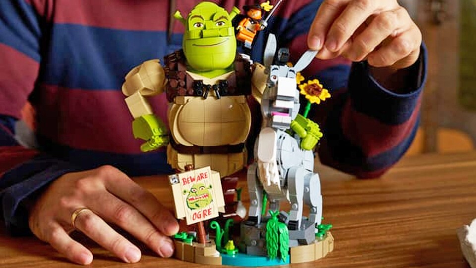 Das ikonische Trio aus LEGOs: Shrek, Esel und der gestiefelte Kater, im Original gesprochen von Mike Myers, Eddie Murphy und Antonio Banderas.