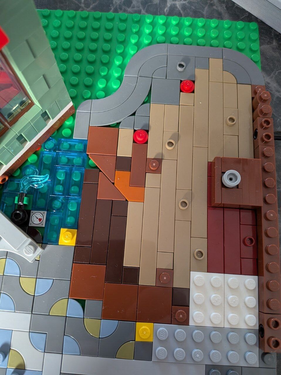 Dank der Ratte wird der Boden im Möbelladen nach und nach morsch.