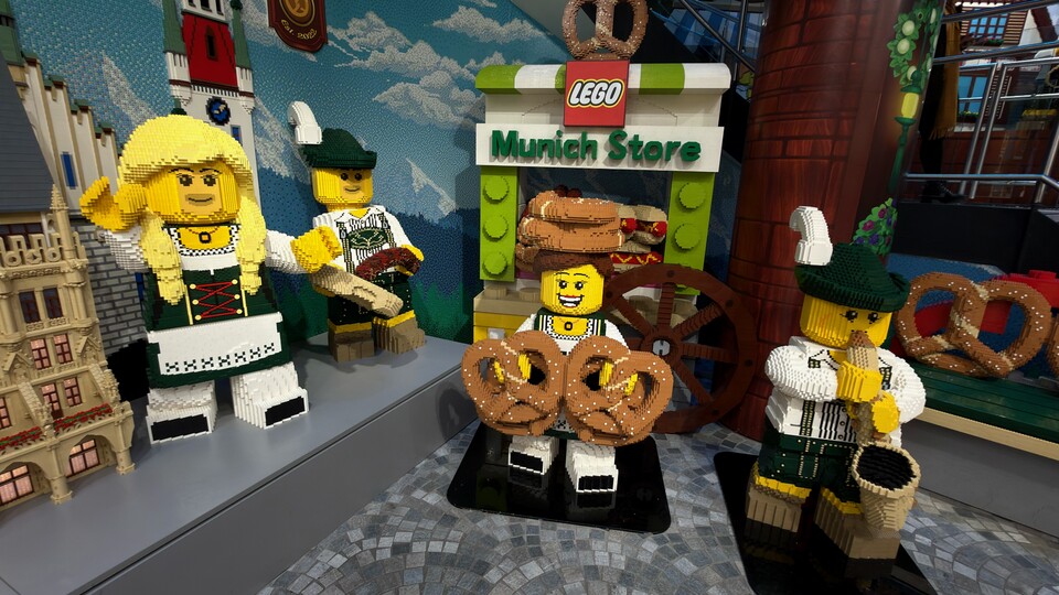 Typisch für Bayern stehen im LEGO Store München übergroße LEGO-Figuren in Tracht. Die Brezen dürfen natürlich auch nicht fehlen. (Bild: GamePro LEGO)