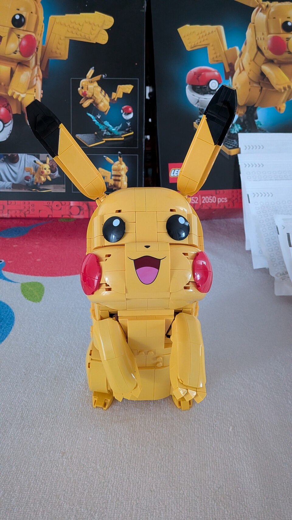 Das Pikachu kann immer nur nach oben schauen, wenn es nicht auf dem Standfuß steht.