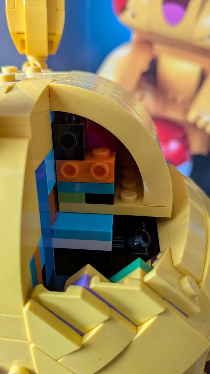 Manche Steine hängen nur an wenigen Noppen fest, wodurch Teile immer wieder abfallen können.