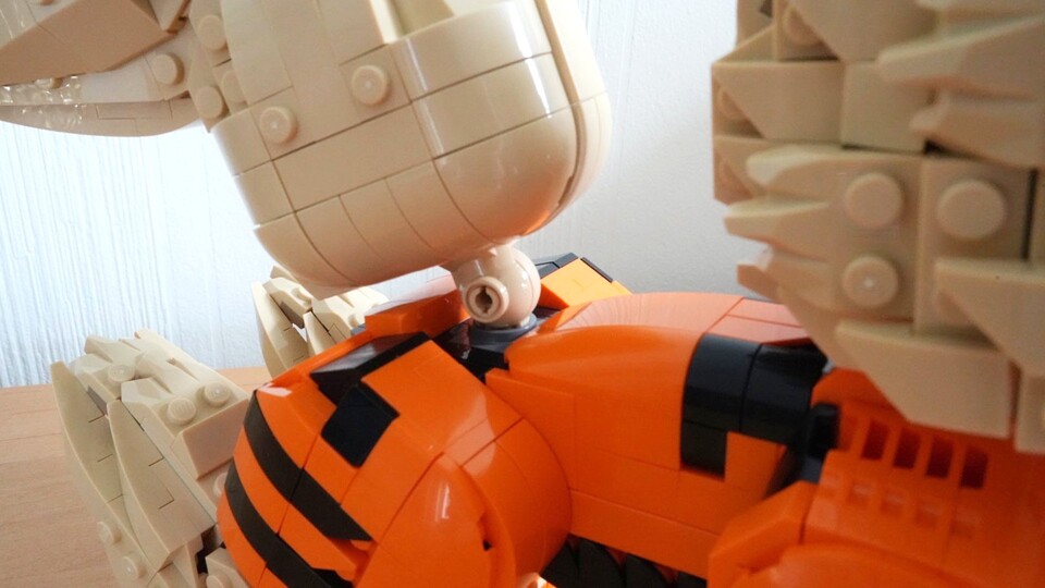 Am Schwanzansatz hätte LEGO sich etwas mehr Mühe geben können. (Bild: The Pokémon Company LEGO GamePro)