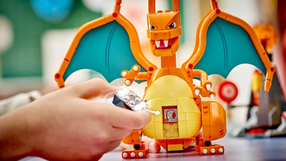 Smart Brick einsetzen und schon beginnt Glurak zu brüllen.