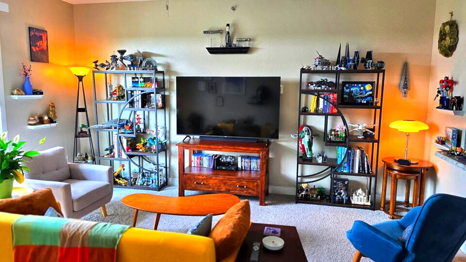 So sieht das Wohnzimmer des lebenslangen LEGO Sammlers aus (Bild: reddit.comuserJesus_Keanu).
