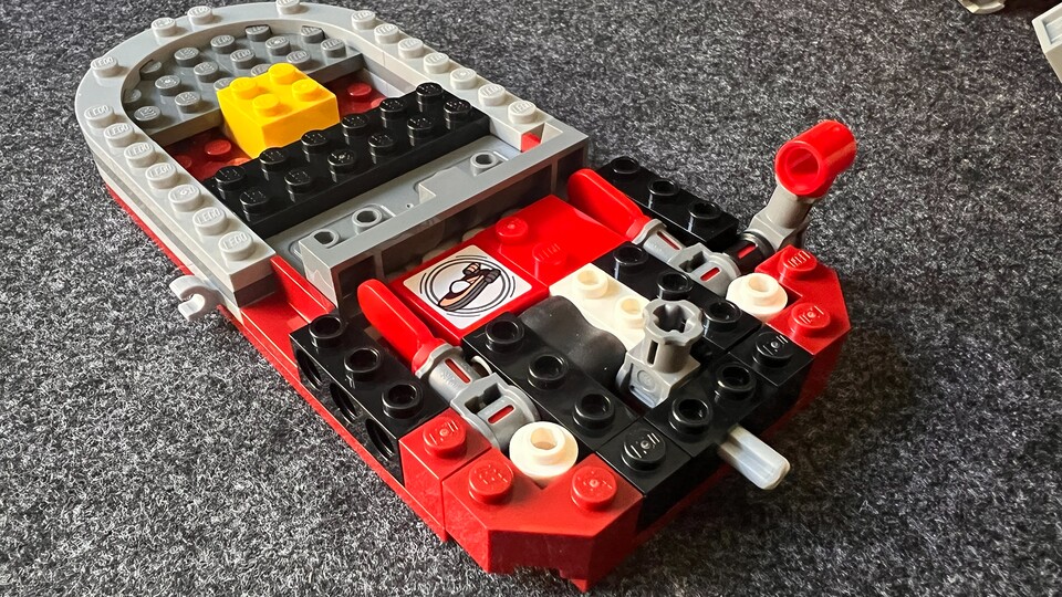 In den Modellen werden verschiedene Mechaniken genutzt, beim Landspeeder werden etwa die Scheiben per Hebel vor den Smart Brick geschoben.