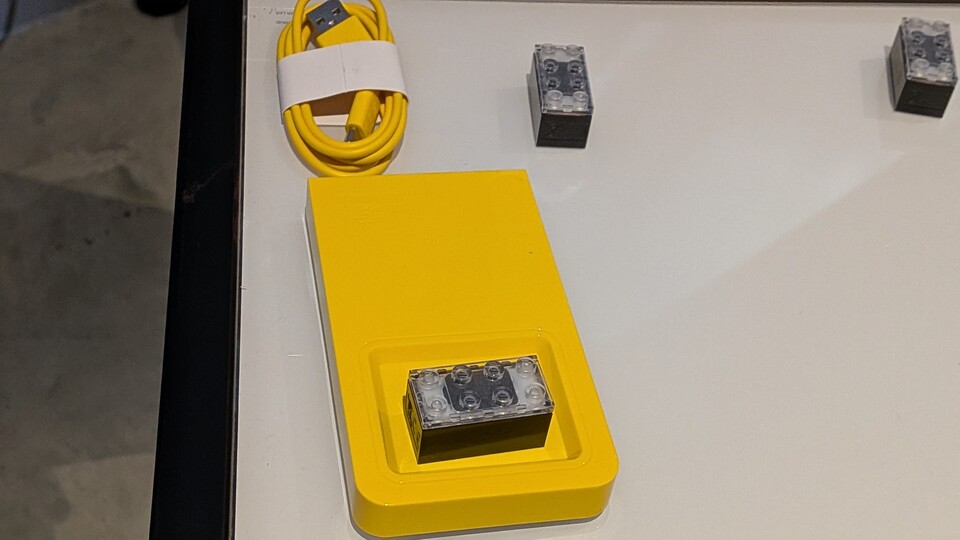 Den Smart Brick könnt ihr jederzeit mit der Ladestation kabellos aufladen.