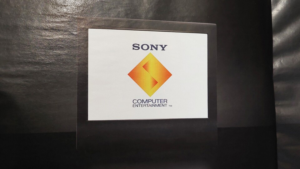 Ich kann dieses Bild förmlich hören. Die ikonische PlayStation™-Intro begrüßt einen auch in der LEGO-Anleitung.
