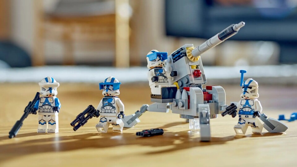 Die Kanone ist natürlich das Glanzstück des LEGO Star Wars Klonkrieger-Sets, aber auch die übrige Truppe ist ordentlich bewaffnet.