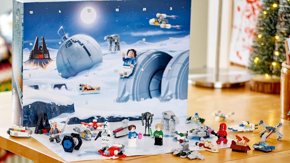 Der LEGO Star Wars Adventskalender 2024 schickt euch mit Luke Skywalker und Leia auf den Eisplaneten.