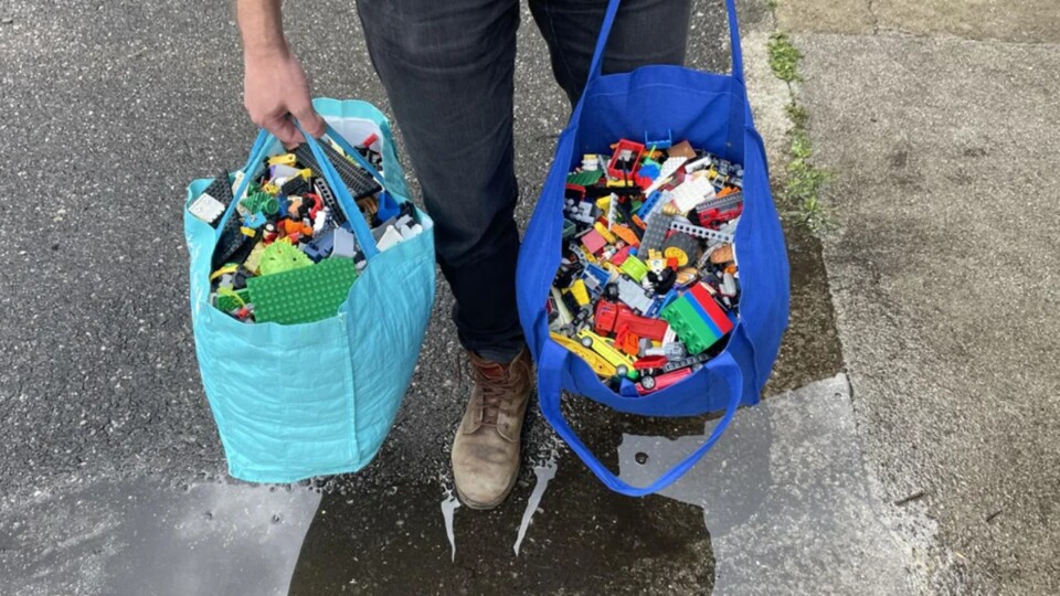 Glckspilz will eigentlich nur Altglas entsorgen und entdeckt neben dem  Container zwei volle Tten - sie sind vollgestopft mit LEGO-Steinen und  Minifiguren