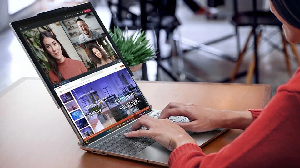 Die Idee mit dem ausrollbaren OLED hatte Lenovo schon vor einiger Zeit, nur eben in die andere Richtung.