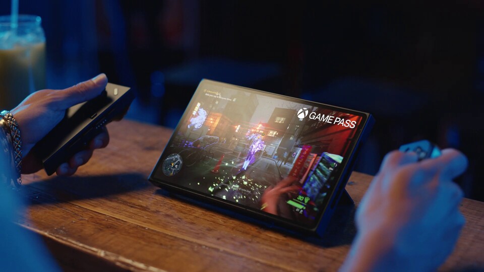 Durch die ablösbaren Controller könnt ihr mit dem Lenovo Legion Go auch bequem im Tabletop-Modus spielen.