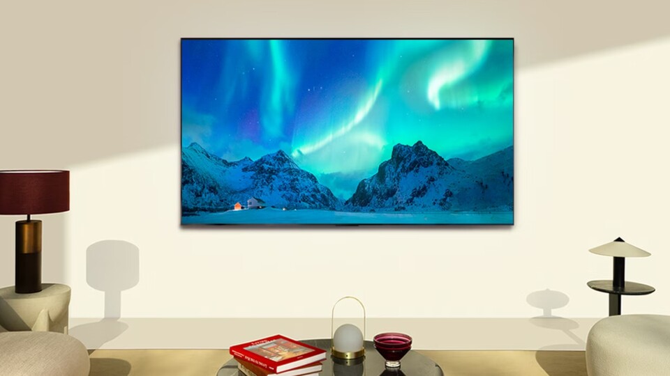 Der LG OLED C4 bietet Bildqualität auf höchstem Niveau und lässt sich durch sein schlankes Design leicht an die Wand hängen.