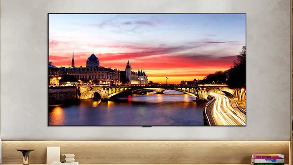 Der LG OLED C67 bietet eine sehr hohe Bildqualität und macht sich dank seines schlanken Designs auch gut an der Wand.