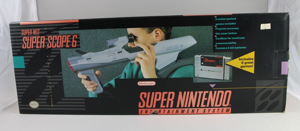 Welcher Teufel Nintendo bei der SNES-Panzerfaust reitet, ist nicht bekannt. Die Super Scope sieht leider nicht nur lächerlich aus, sondern ist auch in puncto Bedienung kein Design-Glanzlicht.