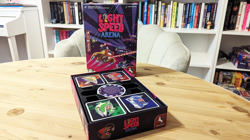 Light Speed Arena ist der perfekte Beweis, warum es nicht viel Spielmaterial braucht, um ein gutes Brettspiel zu machen.