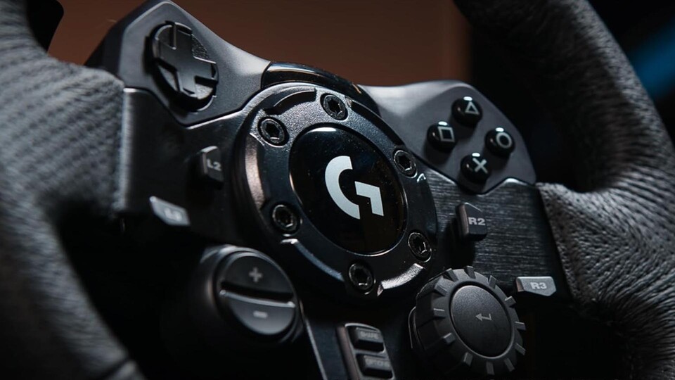 Das Logitech G G923 überzeugt durch sein edles Echtlederdesign und eine Fülle an präzisen Bedienelementen direkt auf dem Lenkrad – perfekt für die Jagd nach neuen Rundenrekorden.
