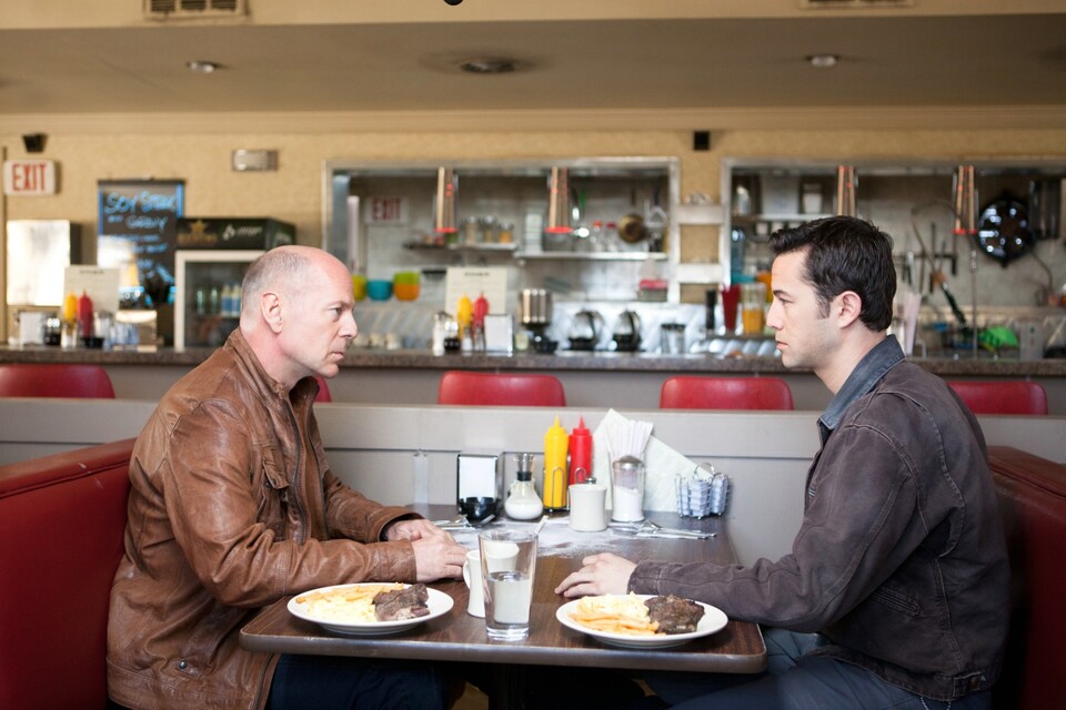 Bruce Willis im Gespräch mit seinem jüngeren Ich: Joseph Gordon-Levitt.