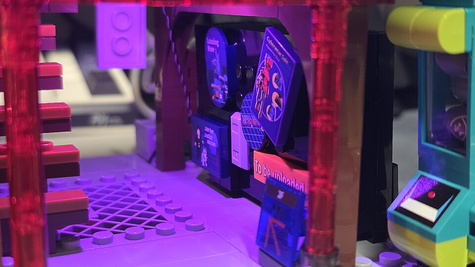 Der Batteriekasten ist perfekt in das Set integriert und fällt – abseits des Kabels im hinteren Bereich – gar nicht auf. (© Lumibricks Myki Trieu von GamePro)