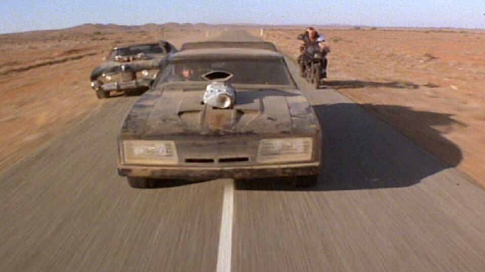 Mad Max fährt im Film »einen der wenigen übriggebliebenen V-8 Interceptors«. Wer einen Ford Falcon XB und 83.000 US-Dollar besitzt, kann sich das Auto von einer australischen Firma in einen Nachbau des Film-Autos verwandeln lassen.
