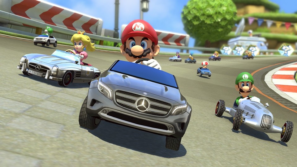 Nintendo hat drei Mercedes-Wagen und das erste Update für Mario Kart 8 veröffentlicht.