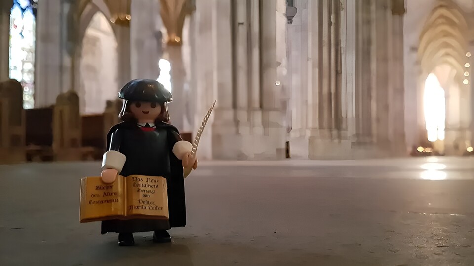 Da sieht man ihn in seiner gewohnten Umgebung. Luther mag hier klein wirken, war seinerzeit aber in der Lage, die Säulen der Kirche gehörig ins Wanken zu bringen. (Bild: playmorama.de)