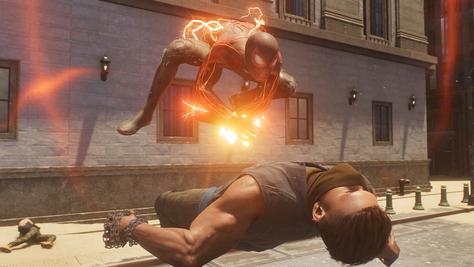 Spider-Man 2 setzt auf tolle Effekte. Miles’ Elektro-Fähigkeiten sehen im Kampf stets besonders schick aus.