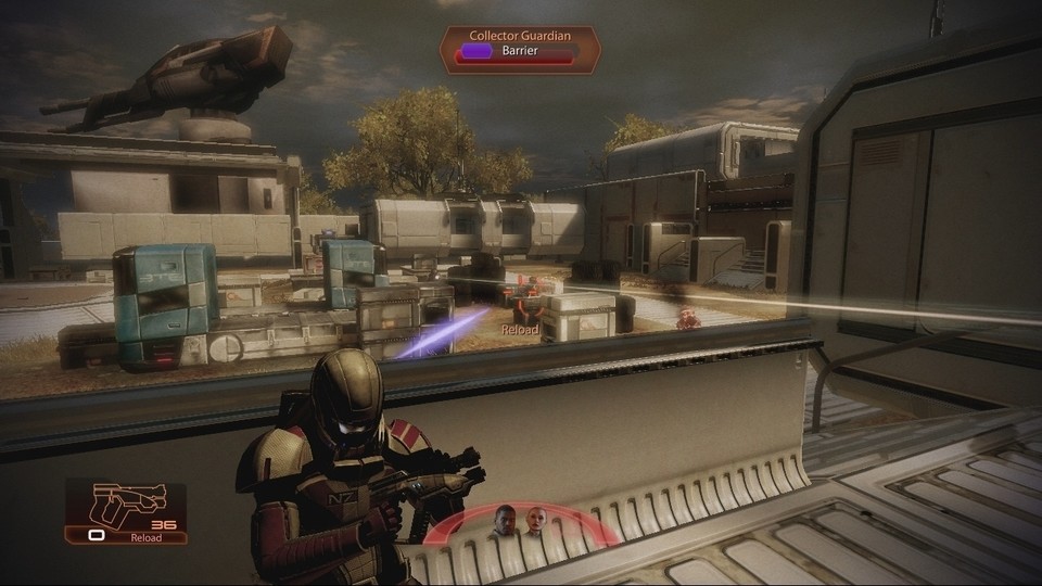 Mass Effect 2: Im Idealfall gerift ihr immer aus der Deckung heraus an. Dieser Blechkamerad schützt sich per Laserschild.