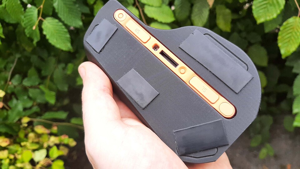 Mit den aufgeklebten Pads zischte die Maushalterung viel flotter über mein Maus-Pad.