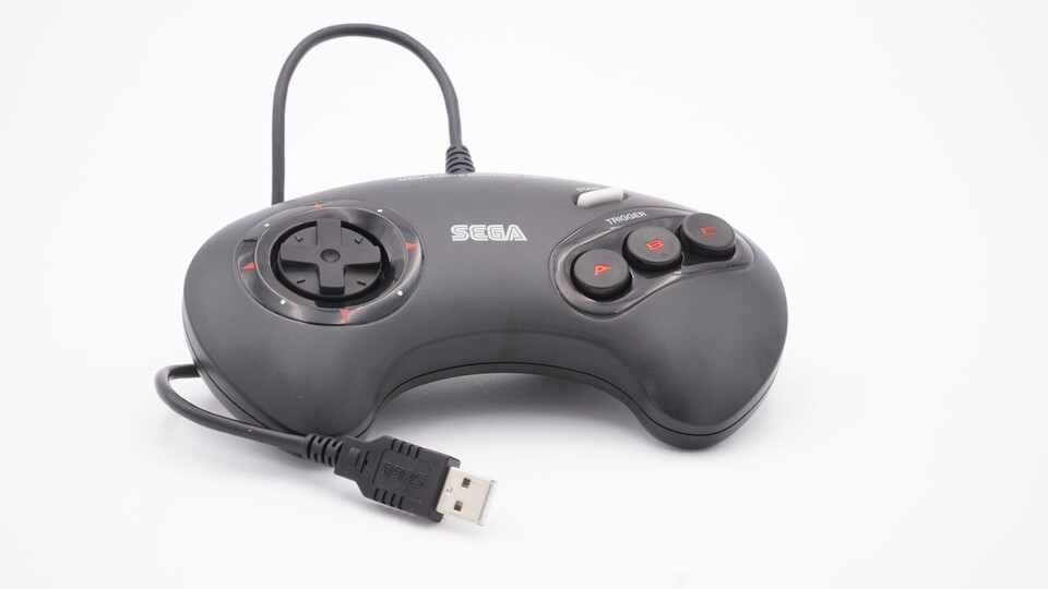 Dem Mega Drive liegen zwei 3-Button-Controller bei. Suboptimal für Street Fighter 2!