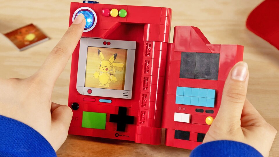 Klassisch in rot: Der MEGA Pokédex hat neben den fünf Kärtchen mit Pokémon auch einen leuchtenden Knopf – für den Preis absolut top!