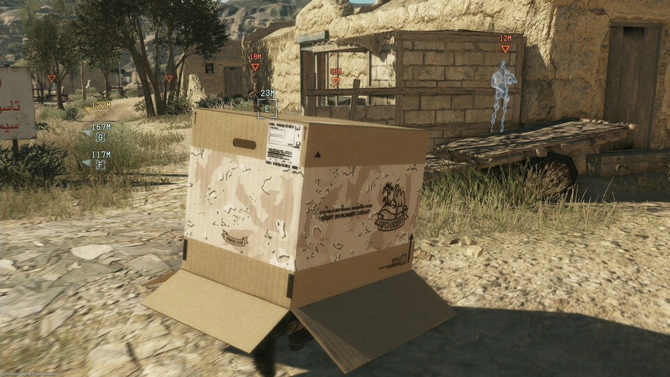Der Pappkarton ist aus Metal Gear nicht wegzudenken und dient auch in The Phantom Pain als Sichtschutz.