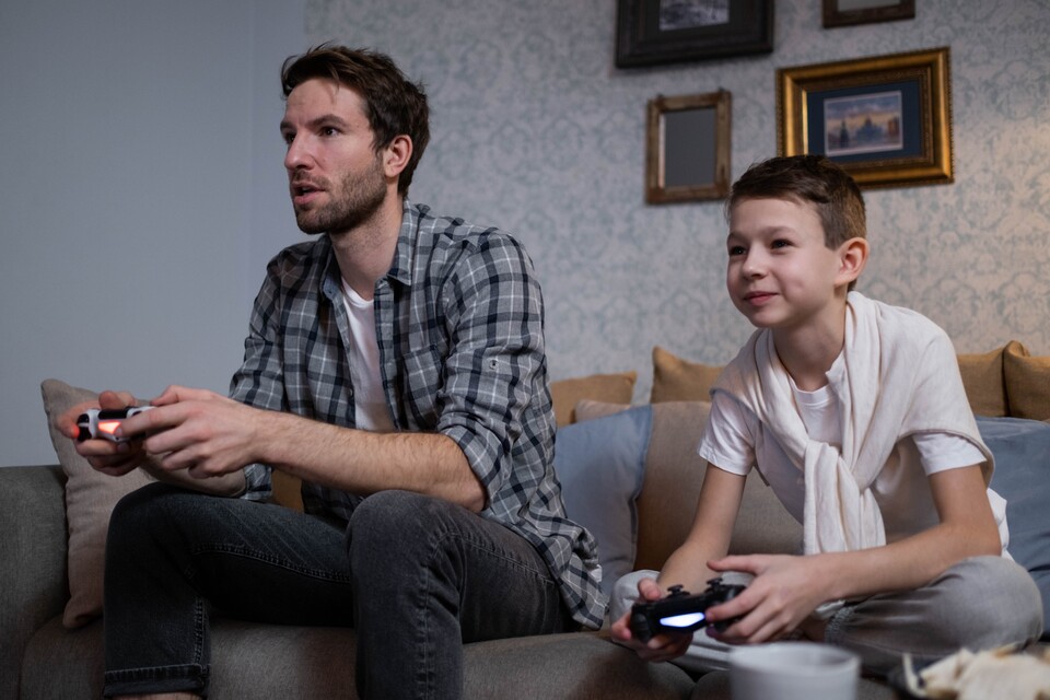 Ob auf der Couch oder im Online-Koop, Videospiele schaffen jetzt schon seit mehreren Jahrzehnten besondere Bindungserfahrungen.