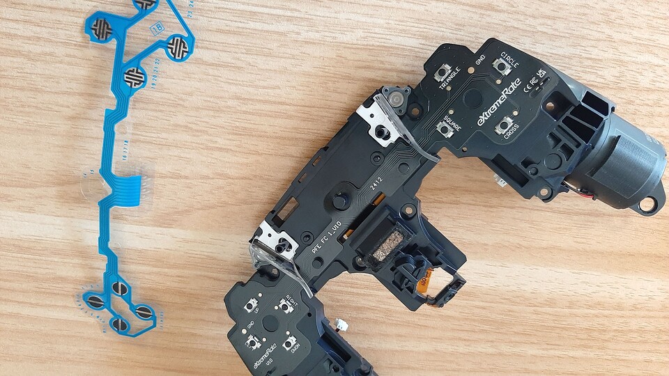 Zum besseren Verständnis: Links seht ihr die originale Tastenfolie eines DualSense Edge, bei der die Eingaben über Kohlenstofftaster ausgelöst werden. Taktiles Feedback entsteht hingegen über kleine Micro-Switches, die dann beim Absenken der Tasten gedrückt werden.