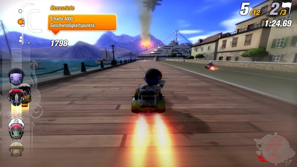 ModNations Racers: Die Powerups lassen sich in bis zu drei Stufen aufwerten. Vor uns im Fahrerfeld schlägt gleich eine Rakete ein. [PS3]