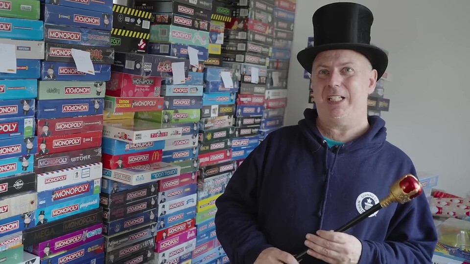 Monopoly-Rekordhalter Neil Scallan vor einem Teil seiner Sammlung. (Bildquelle: Guinness World RecordsYouTube - https:www.youtube.comwatch?v=aDsBbtiIYCw)