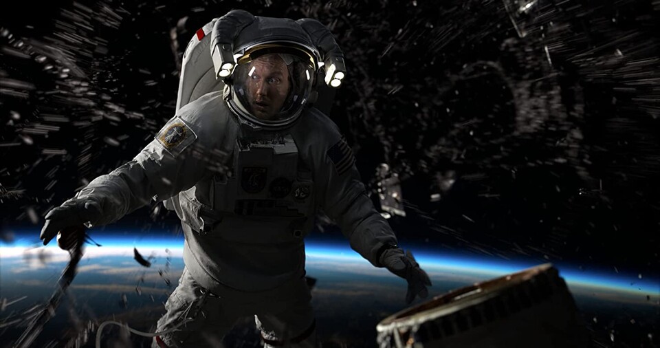 Der Katastrophenfilm Moonfall liefert das Spektakel, das man von Roland Emmerich erwarten kann.