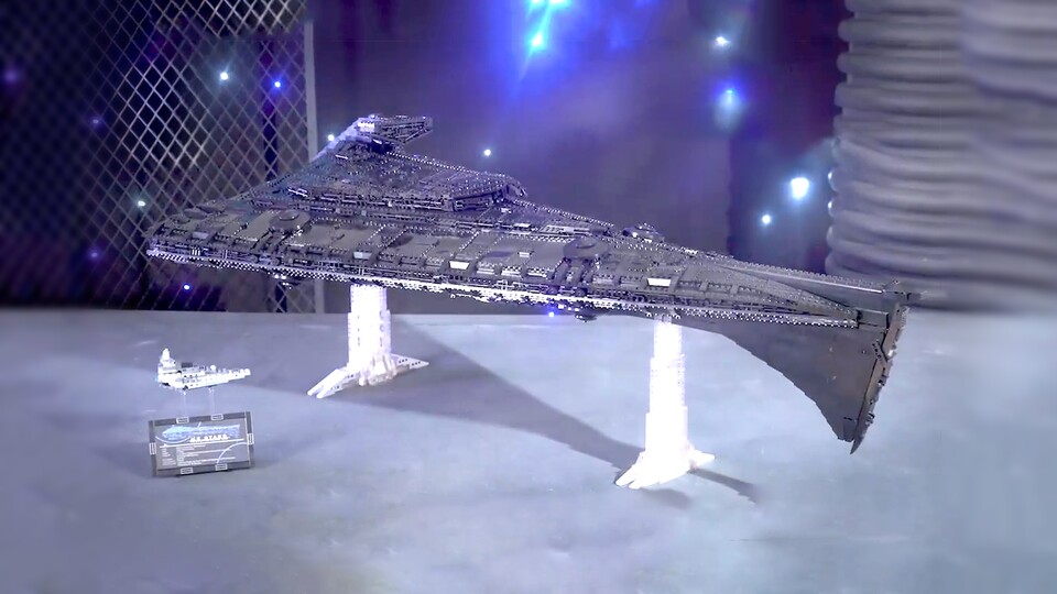 Die Eclipse ist ein richtiger Brocken. Im Vergleich sieht der reguläre Sternzerstörer daneben eher winzig aus.