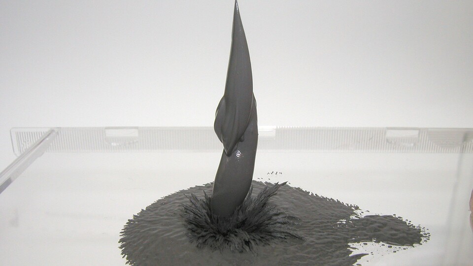 Aus magnetorheologischen Flüssigkeiten können solche Skulpturen geformt werden. (Bildquelle: INVENTUS Engineering Wikimedia)