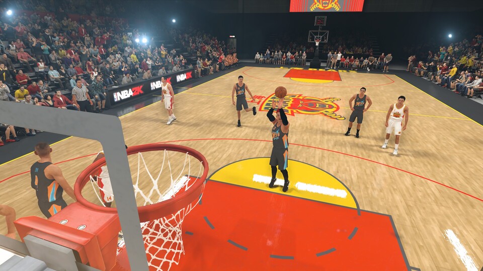 Blitzlichtgewitter beim Freiwurf: In spannenden Momenten fiebert das gesamte Stadion spürbar mit, der Jubel und die Gesänge der Fans sorgen in NBA 2K19 für klasse Basketball-Atmosphäre. 