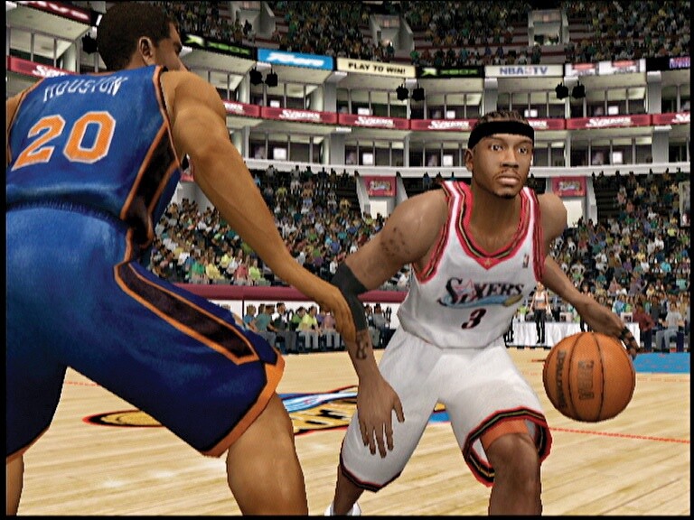 Keine Screenshot-Reihe ohne Spuerstar Allen Iverson von den 76ers. In NBA Inside Drive 2004 sehen die Spieler ihren realen Vorbildern ziemlich ähnlich. screen: Xbox