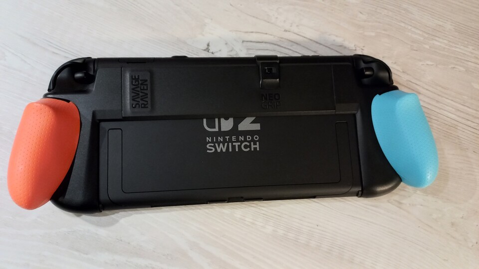 Hier seht ihr beispielsweise den NeoGrip von Skull + Co. (beziehungsweise Savage Raven als Markenname), den es auch in Schwarz gibt.