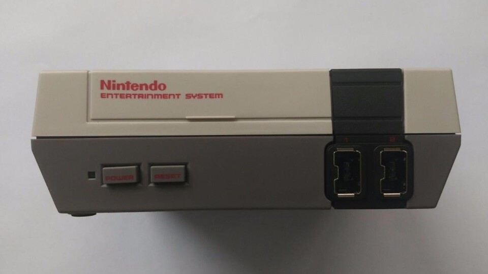NES Mini - Wer genau hinschaut, erkennt die Unterschiede zum Original.