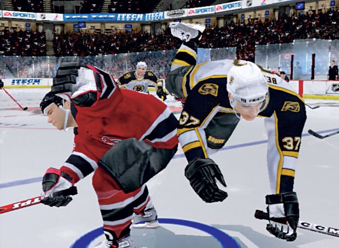 So schön kann Hockey sein: Friesen setzt zu einem tiefen Check an und katapultiert den Verteidiger der Bruins in die Luft. Screen: PS2