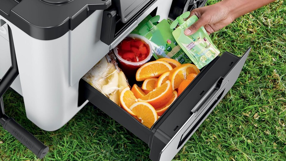 Während im großen Fach Kühlbatterien und Eiswürfel die Getränke kalt halten, kann in der Schublade alles kühl gehalten werden, das nicht nass werden sollte, zum Beispiel Sandwiches.