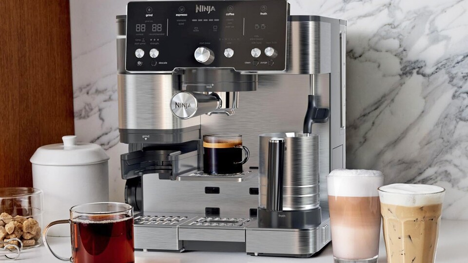 Etwas weniger Edelstahl und kein Cold Brew. Ansonsten ist die Ninja Luxe Essential fast gleich.