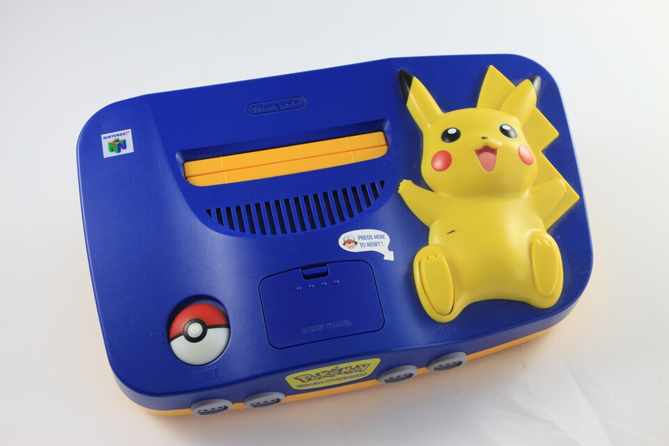 Die Pokémon sollen nicht nur das Leben des Game Boy verlängern: Nintendo veröffentlicht eine Pikachu-Variante des N64 mit einem Pokéball als Einschalter und Pikachus Fuß als Reset-Taste.