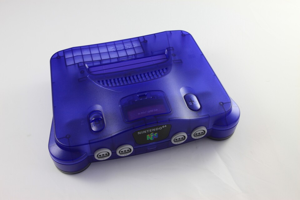 Bei uns erscheint das Nintendo 64 in einigen halbtransparenten Farbvarianten. An Form und Funktion der Konsole ändert sich dabei nichts.