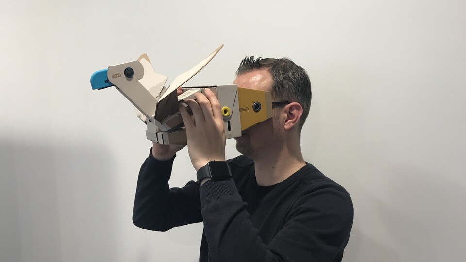 Sieht seltsam aus, macht aber Spaß: virtuelles Fliegen mit dem Vogel-Toy-Con.