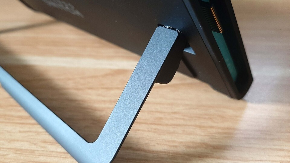 Der Kickstand sieht auf dem ersten Blick ein bisschen dürr aus, sorgt aber für richtig viel Halt.